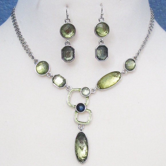 Lia Sophia Jewelry Necklace and Earrings set - Picture 6 of 6